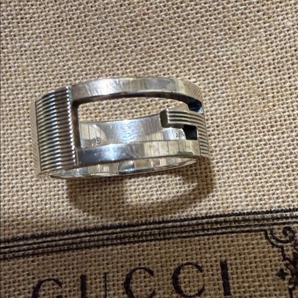 Gucci stunning luxury silver ring. dust pouch, Box and ribbon included - Picture 3 of 8